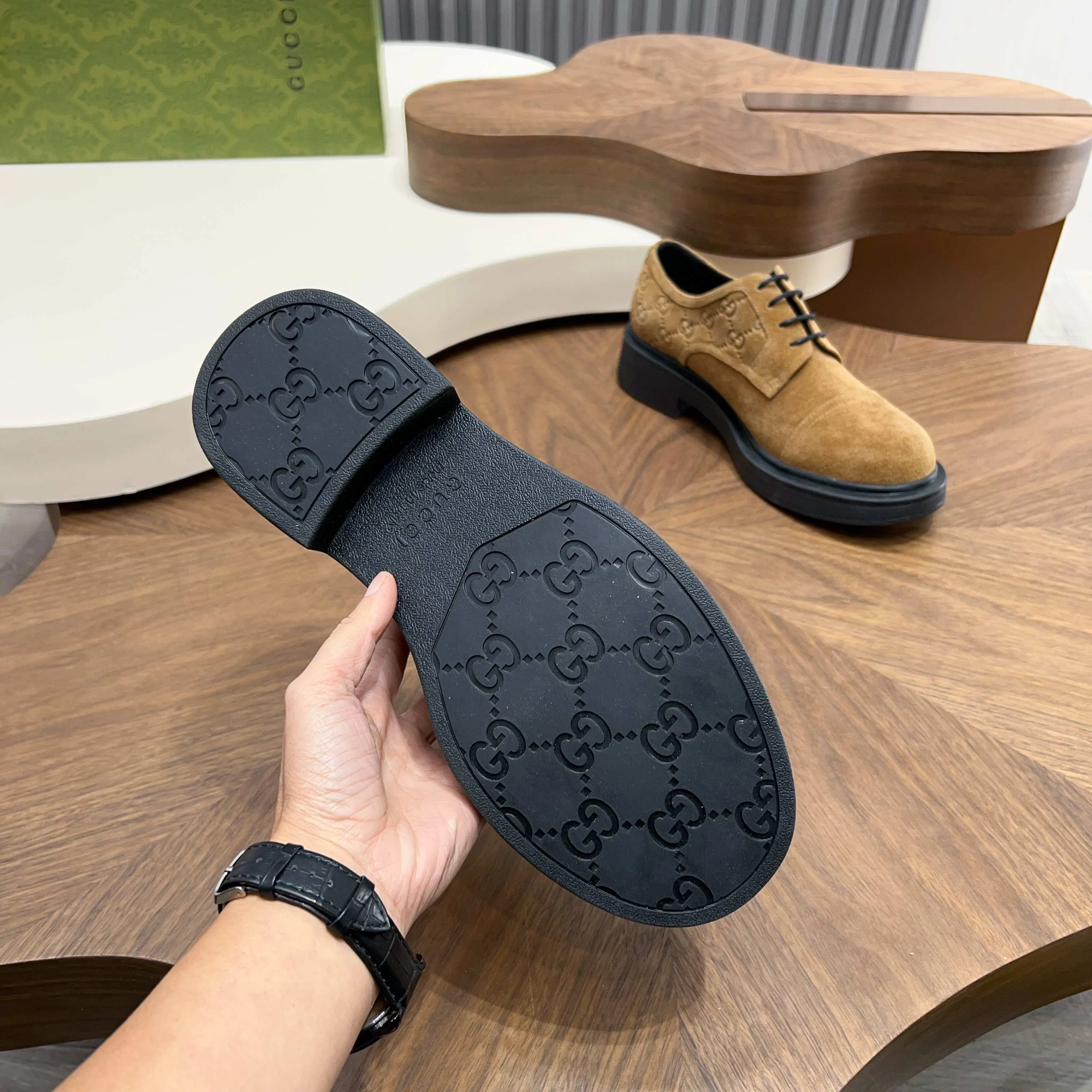 💰780 Gucci/Gucci new men’s lace-up shoes with GG details, matte cow leather derby shoes! The design of this men's lace-up shoe is rooted in the brand's heritage. Crafted from premium waxed cow leather, it is embellished with GG printed embossed suede leather details, a nod to Gucci's iconic monogram. The rubber sole decorated with GG pattern adds a touch of modern fashion to this design. Typical three-joint style design. European and American classic version, full calfskin lining. The overall upper texture is soft and the lining is comfortable and breathable. 2CM thickened soft rubber sole, easy to control. Versatile and stylish upper foot, multiple colors available to meet different matching needs, complete package! Size: 39-40-41-42-43-44 leather shoe size (38.45.46 can be customized)